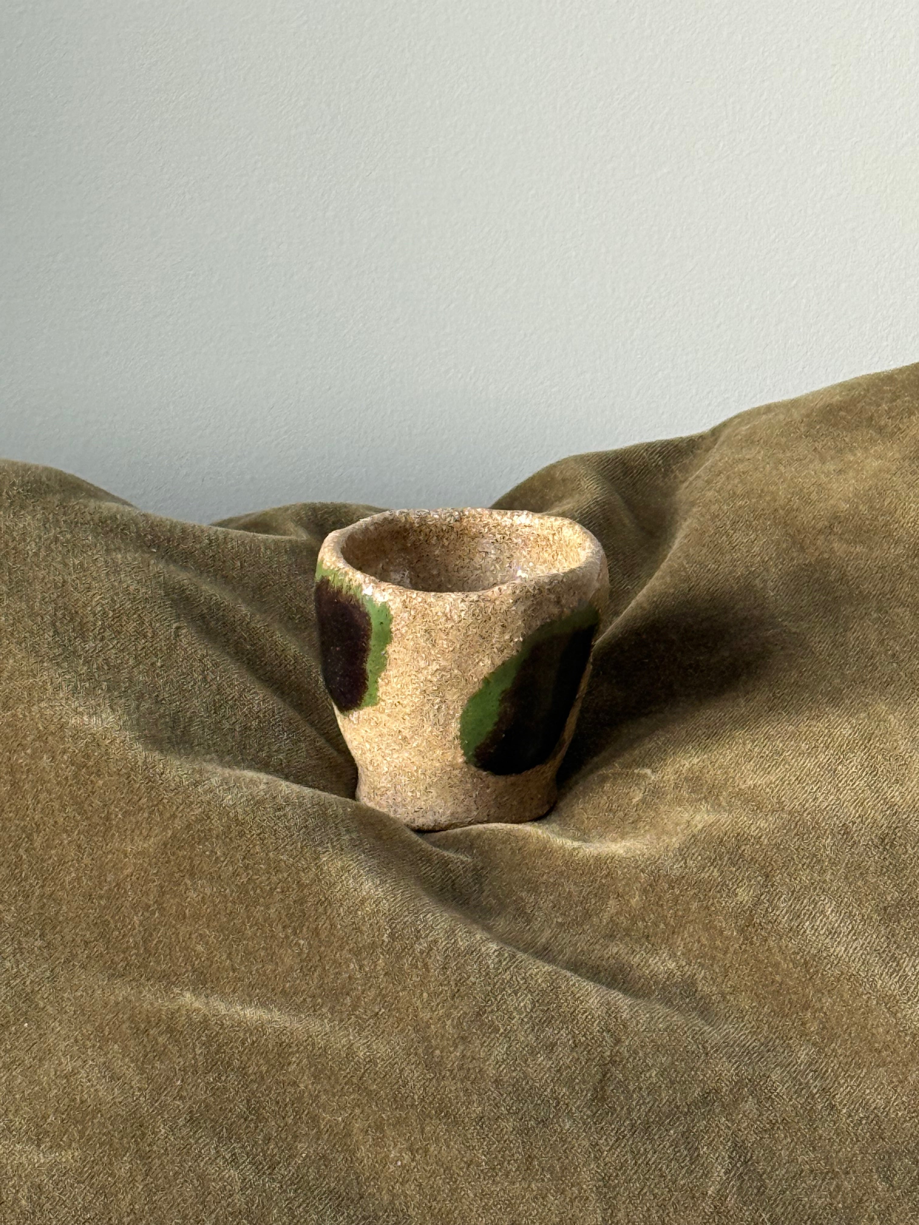 copo castanho e verde