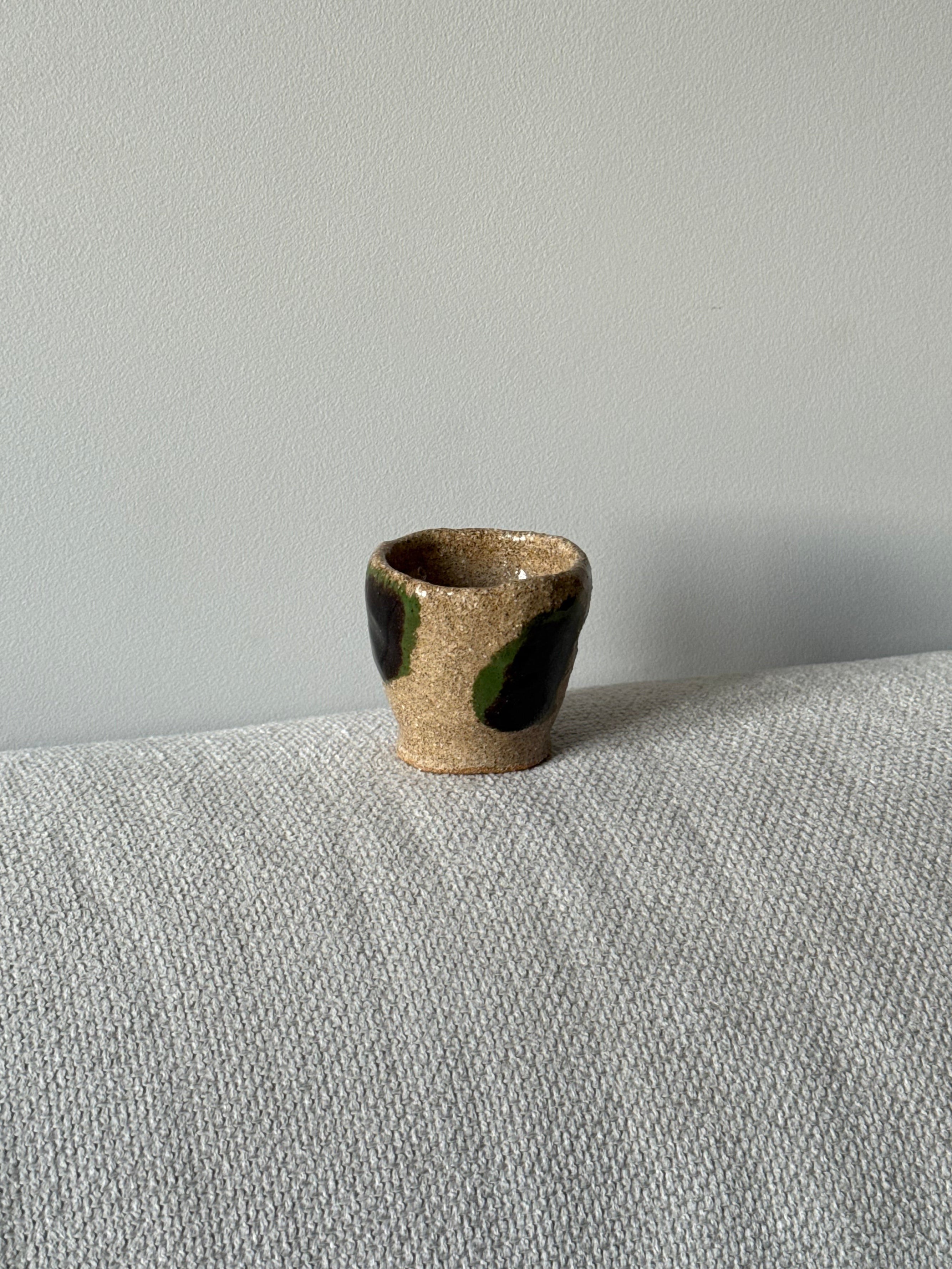 copo castanho e verde