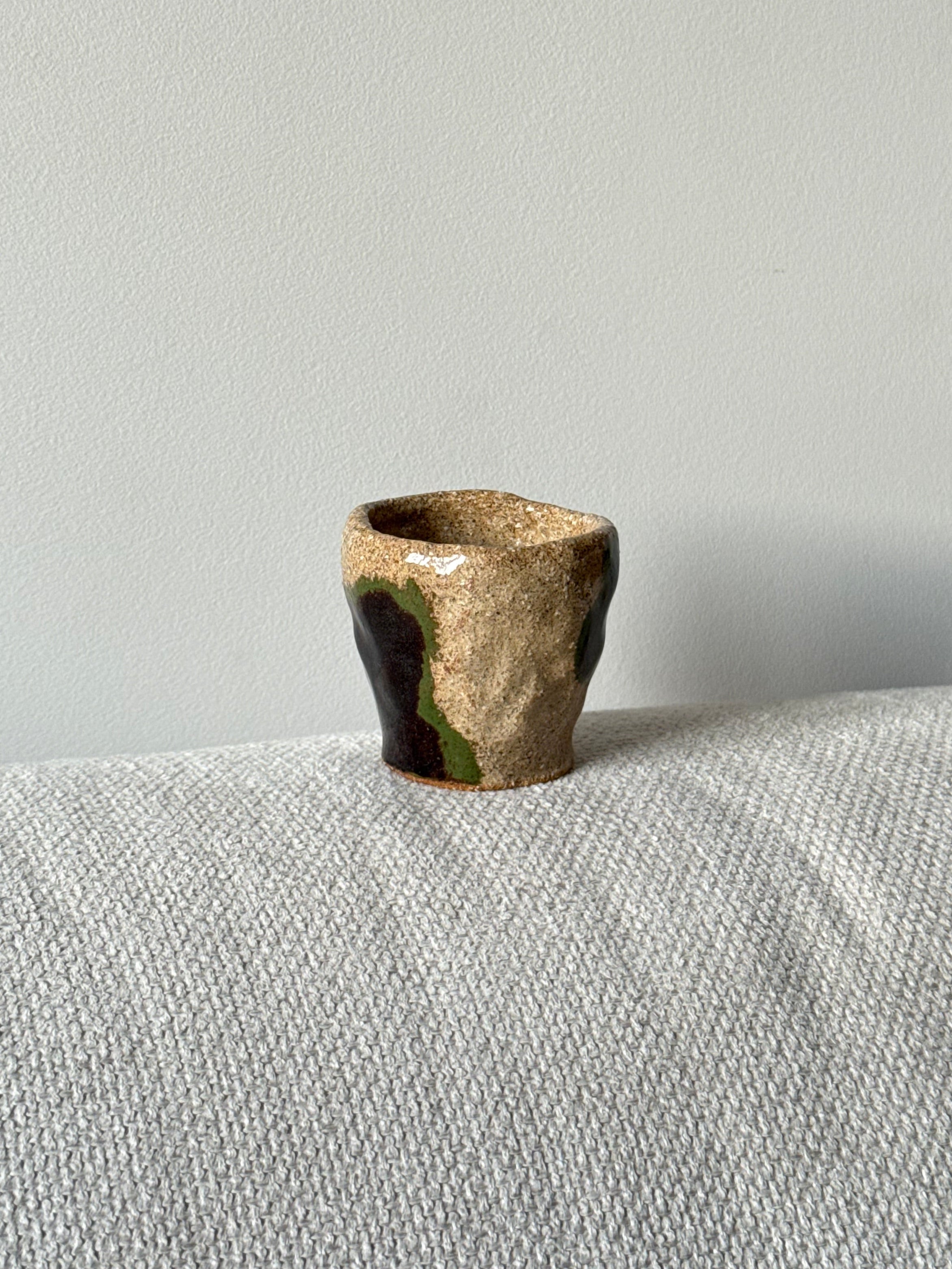 copo castanho e verde