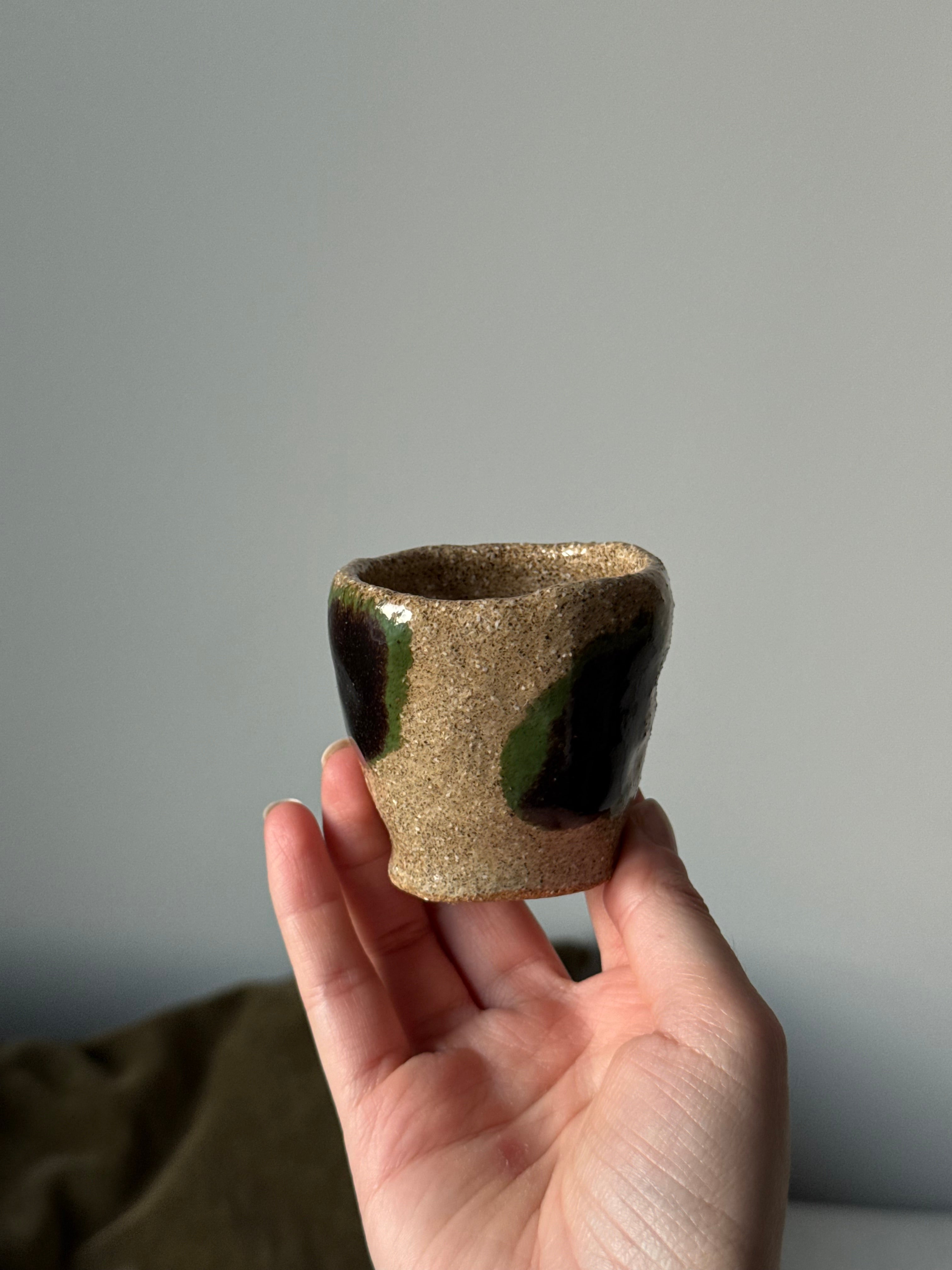 copo castanho e verde